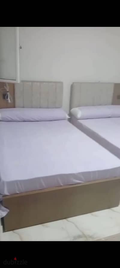 شقة مفروشة فرش هاي لوكس للايجار السنوي اسره أو عريس أو طالبه أو شركة 3 غرف نوم ريسبشن قطعتين مطبخ حمام الدور الخامس علوي يوجد جميع المرافق مياه وكهرباء واسانسير بالإسكندرية العجمي الكيلو21 بشاطئ النخيل بموقع متميز جدا