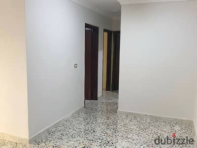 شقة 4غرف في موقع حيوي واستثنائي جداً متفرع من شارع مصر والسودان خلف بنك مصر، وعلى بعد دقيقة واحدة فقط من محطة مترو الدمرداش وجامعة عين شمس تصلح لجميع الاغراض  فرصة سكنية واستثمارية لا تُعوض! (سكن / مقر شركة) مساحة واسعة وتوزيع مثالي: 4 غرف كاملة + صالة +