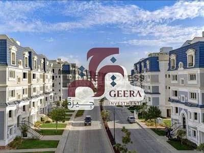 اي فيلا كورنر للبيع لوكيشن مميز في Mountain View Hydepark فيو من الجهتين بجوار كمبوند mivida