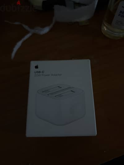 Apple 20 w power adapter من الكويت