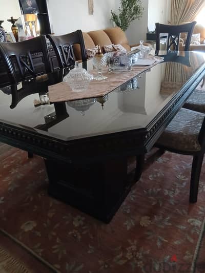 good condition dinning room