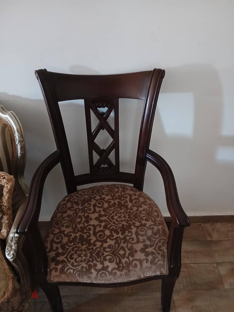 good condition dinning room 1