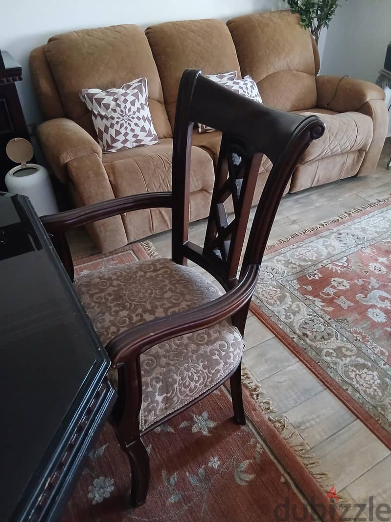 good condition dinning room 2