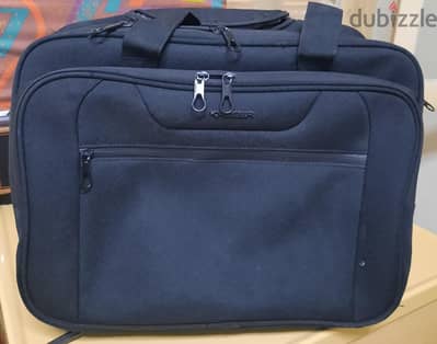 للبيع شنطه business trip  كمان لاب توب وارد من خارج
