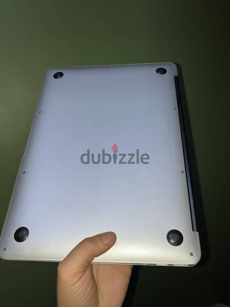 MacBook Air 2017 with box zirooo 3