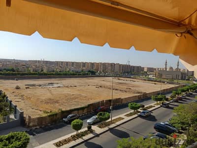 لقطة للبيع داخل كومباوند الرحاب | شقة 180م بالمرحلة الثامنة  3 غرف نوم | 3 حمام | تشطيبات خاصة بالكامل | فيو مفتوح شارع وفيلات | دور رابع | أسانسير  شقة بمساحة مميزة وتقسيمة عملية، تشطيبات خاصة بالكامل وفيو مفتوح على الشارع والفيلات، مناسبة للسكن والباحثي