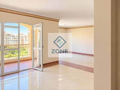 For rent (standard contract): 3 bedrooms, 3 bathrooms, 211 sqm, in B1.