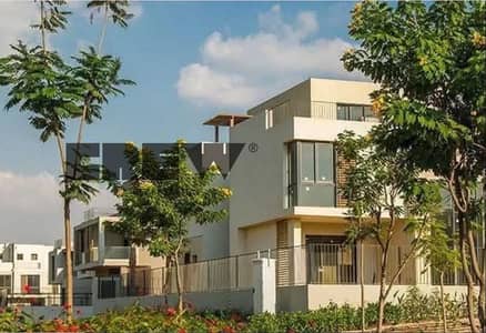 Twin house 245m for sale, resale, immediate occupancy at the old price in Sodic Eastown,185m Garden, with a distinctive layout, ready for viewing.