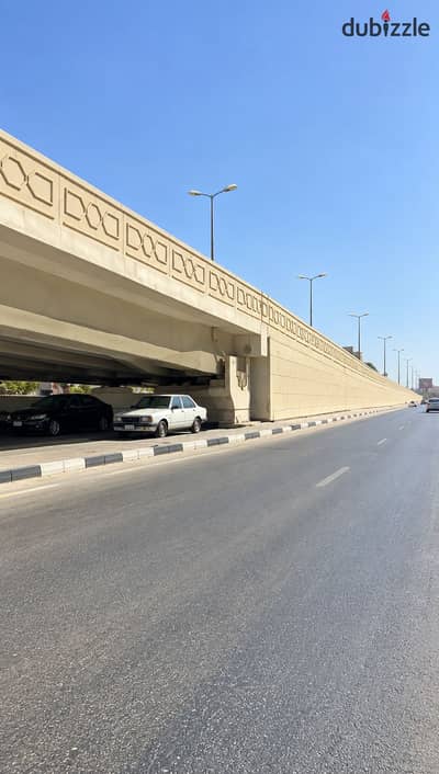 ساحة 700 متر مرخصة معرض سيارات – التجمع  فرصة مميزة لتأجير ساحة بمساحة 700 متر في موقع استراتيجي داخل التجمع،
