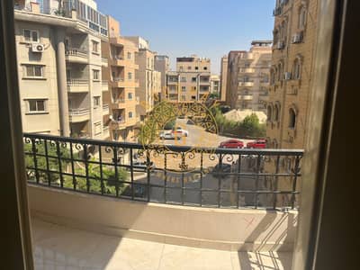 فرصة مميزة لامتلاك شقة بمساحة رائعة داخل كمبوند المستشارين وموقع متميز
