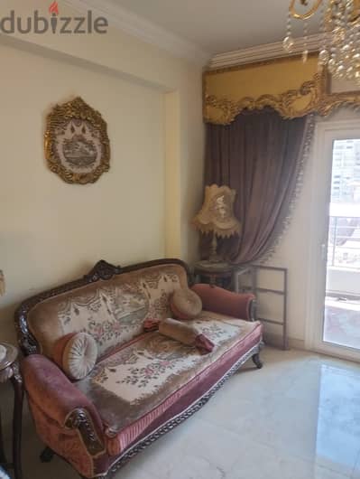 طقم صالون كلاسيك  خشب زان بحالة ممتازة للبيع في المحلة