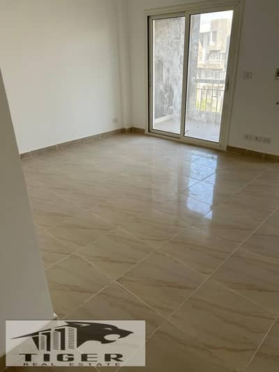 Apartment for rent, law empty in Madinaty 200 meters in B12 repetitive floor, gas ready for installation has been fully paid, garden view, 30 thousand required for contact phone or WhatsApp 01002715806