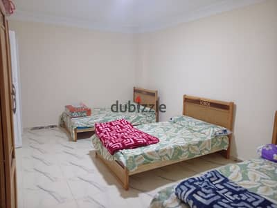 Furnished apartment for annual rent for a family, groom, student, or company. 3 bedrooms, two-piece reception, kitchen, bathroom, third upper floor, very comfortable stairs. All facilities available: water, electricity, and natural gas in Alexandria, El Alamein, kilo 21, October entrance before the gate, with a very distinguished location.