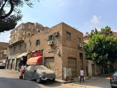 قطعة ارض مسجلة بها عقار سكني و محلات تجارية