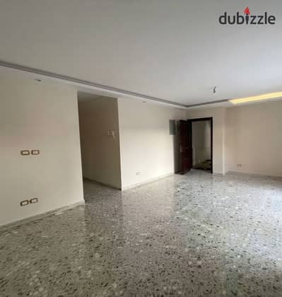 للشركات والسكن على بعد دقيقة من مترو الدمرداش وجامعة عين شمس شقة4غرف بموقع استراتيجي متفرع من شارع مصر والسودان خلف بنك مصر 150م تصلح لجميع الاغراض