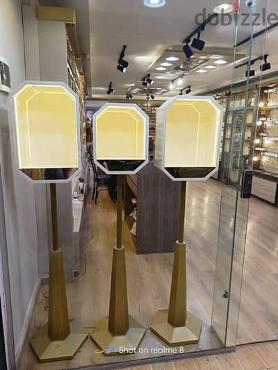 واجهة عرض محل عطور او اكسسوارات