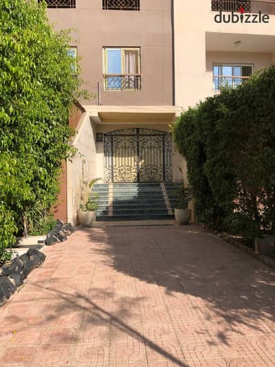 Furnished apartment for rent in the Seventh District of Sheikh Zayed, first residence, distinguished floor with an elevator, 3 bedrooms and 3 bathrooms, fully air-conditioned, master with dressing room and jacuzzi at a very attractive price