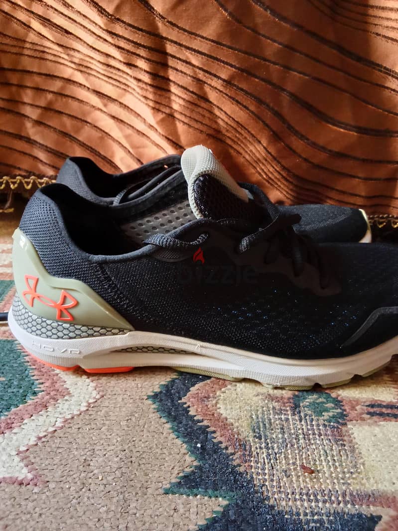 UNDER ARMOUR.  Siz. 43 1