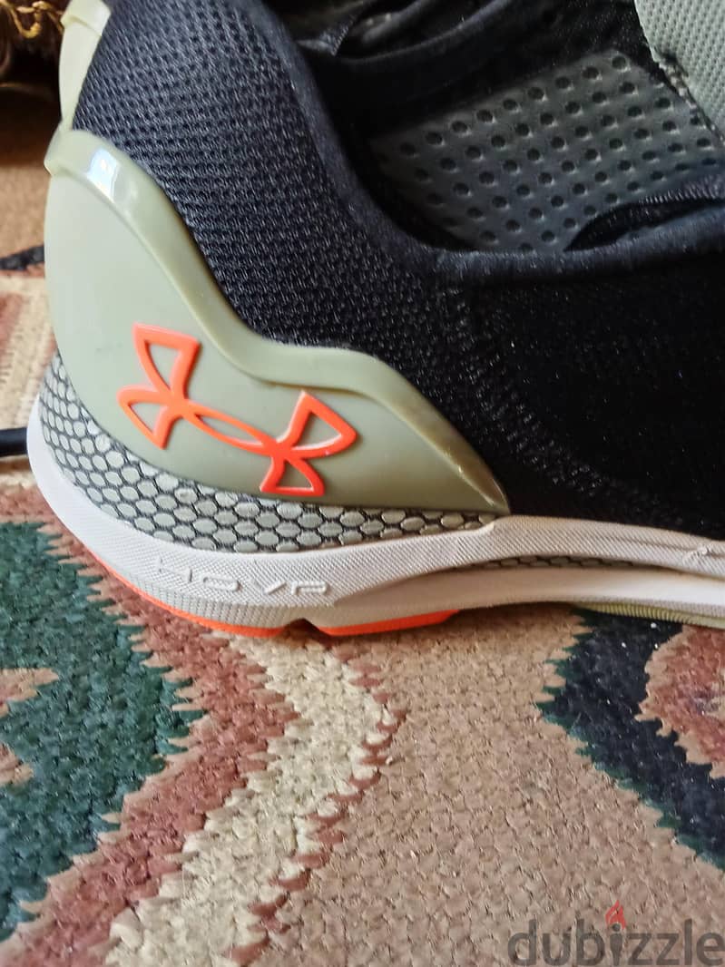UNDER ARMOUR.  Siz. 43 2