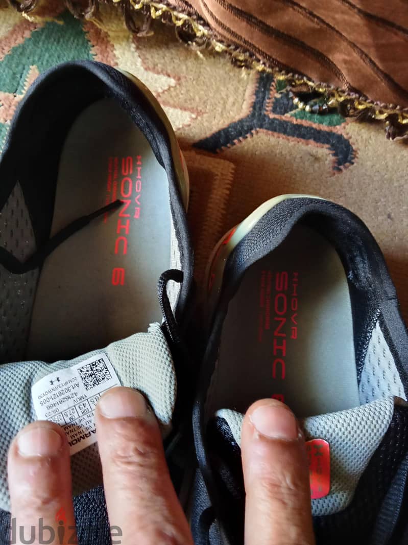 UNDER ARMOUR.  Siz. 43 3