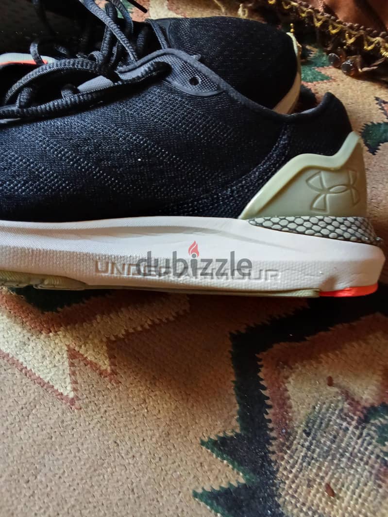 UNDER ARMOUR.  Siz. 43 4