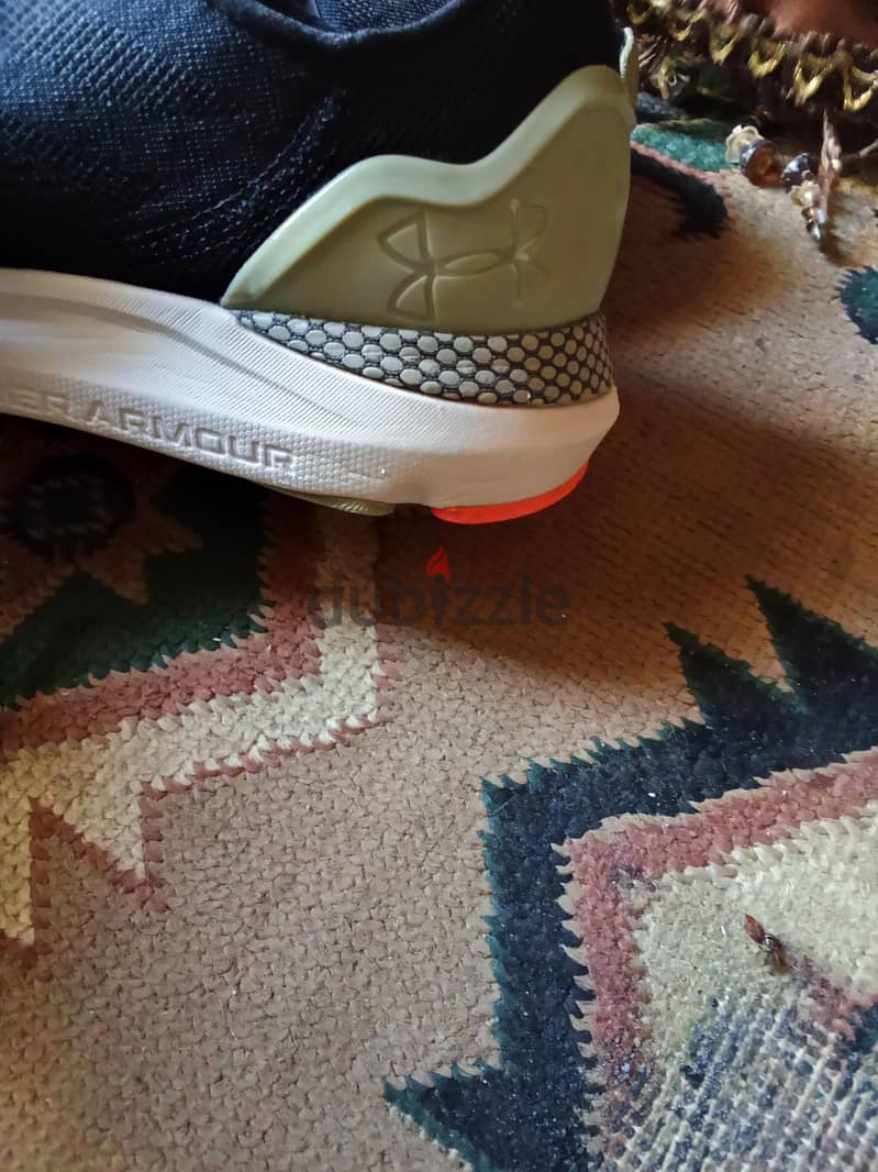 UNDER ARMOUR.  Siz. 43 5