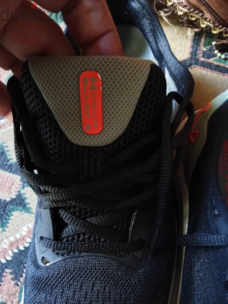 UNDER ARMOUR.  Siz. 43 6