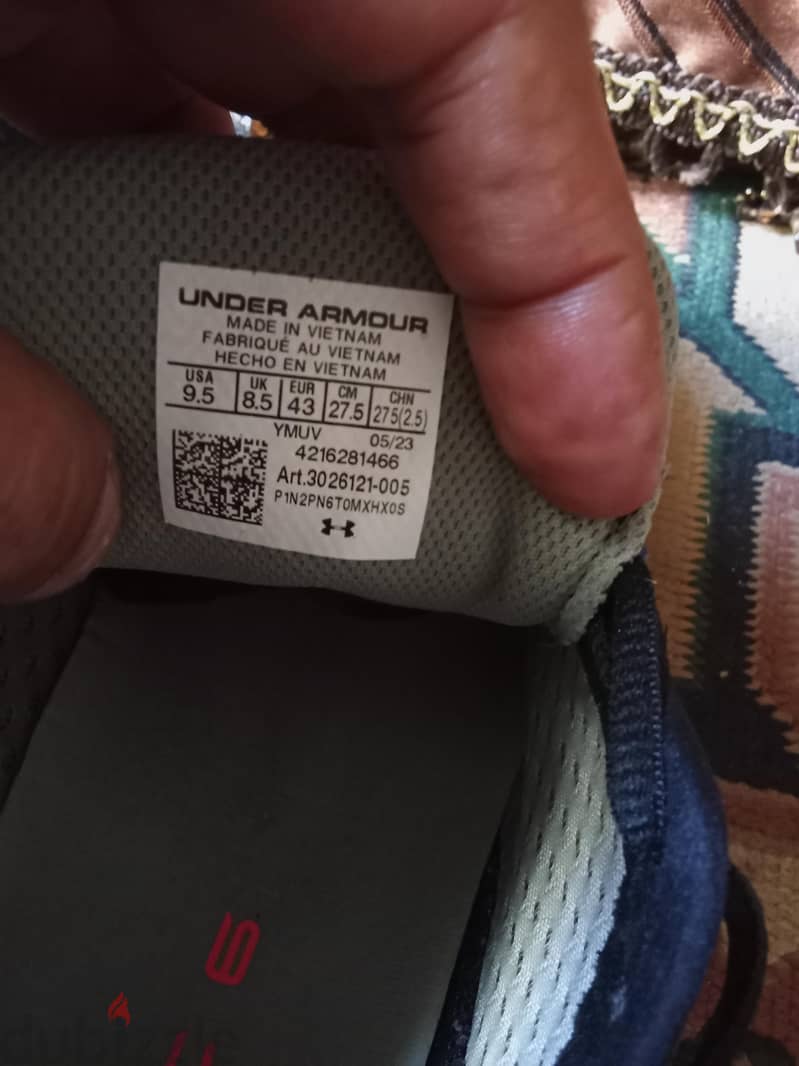 UNDER ARMOUR.  Siz. 43 7