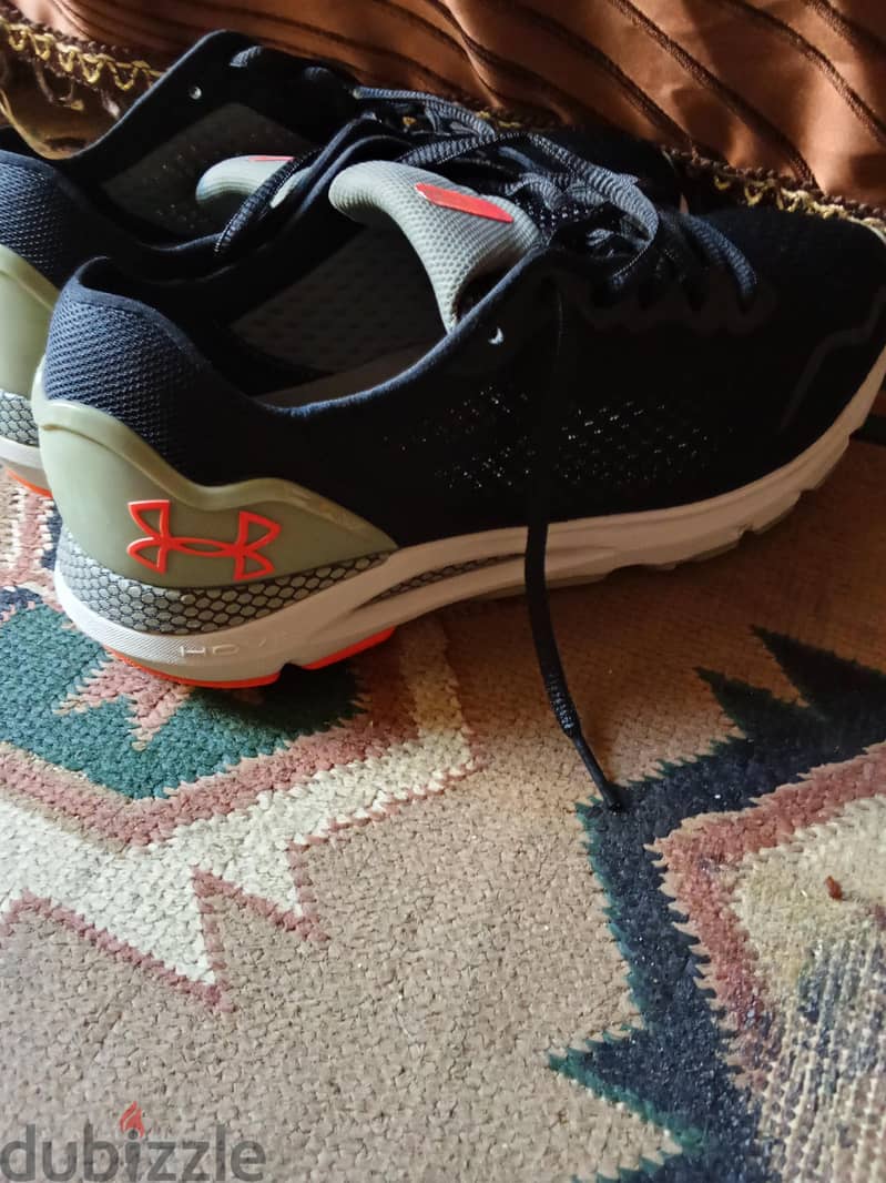 UNDER ARMOUR.  Siz. 43 9