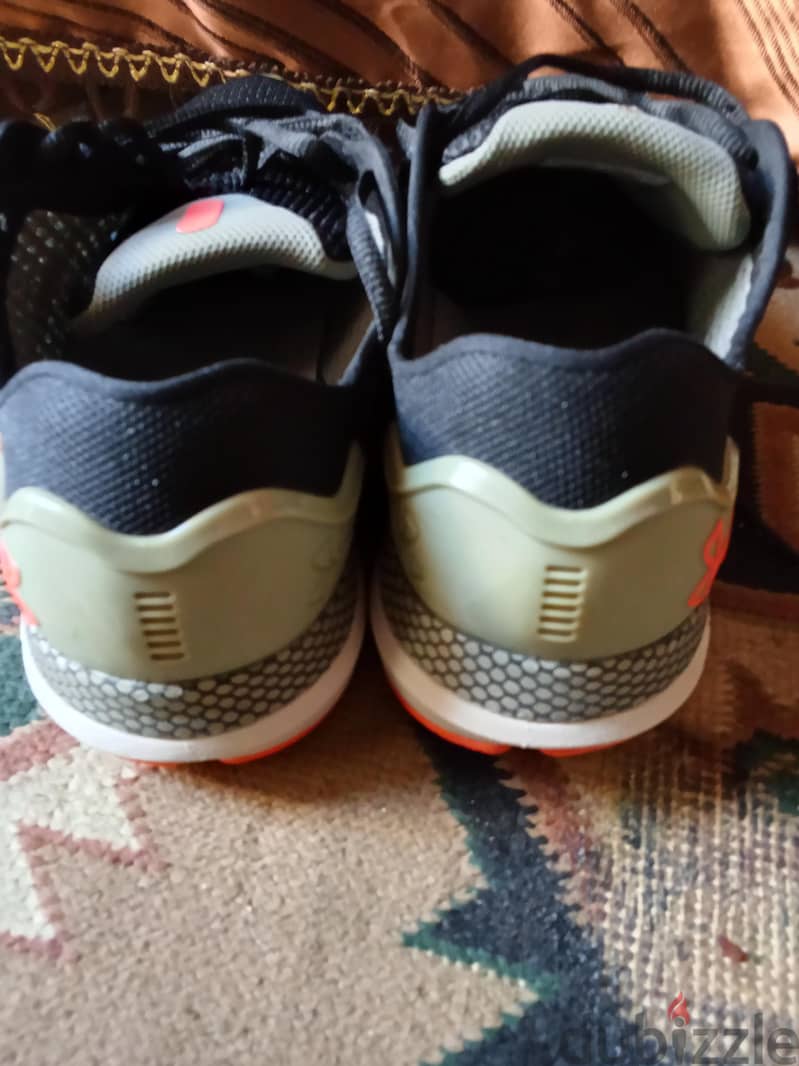 UNDER ARMOUR.  Siz. 43 10