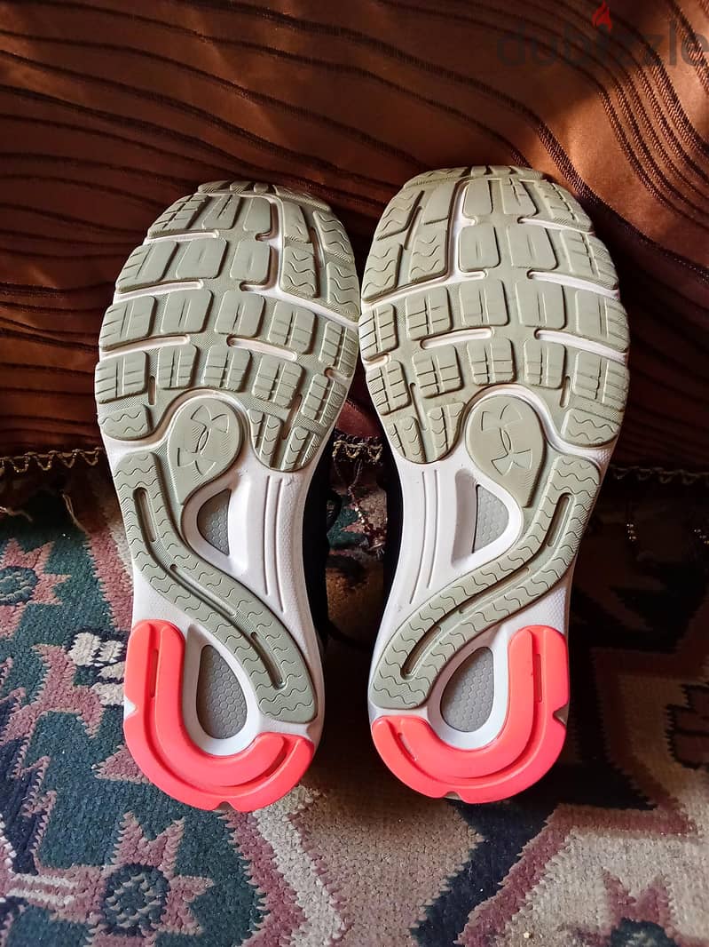 UNDER ARMOUR.  Siz. 43 12