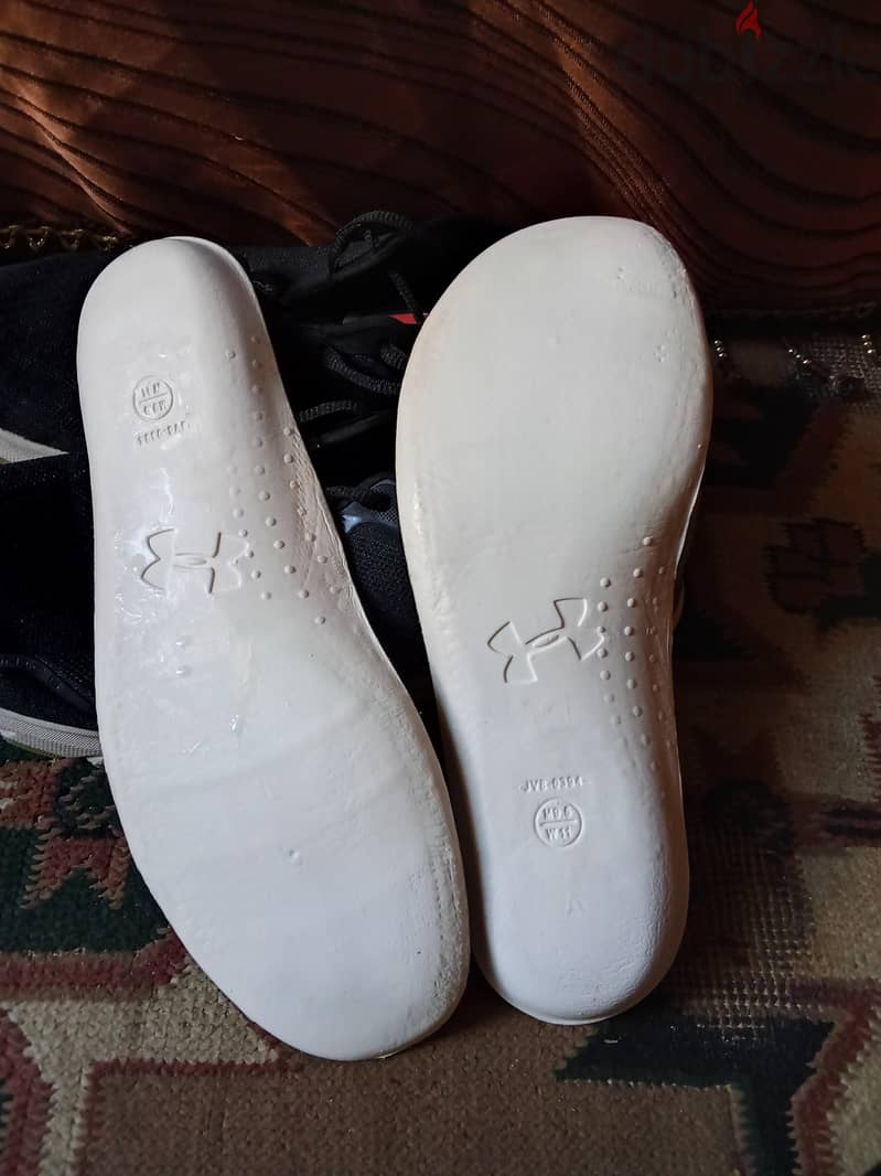 UNDER ARMOUR.  Siz. 43 13