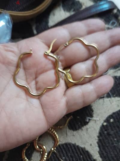 حلقان دهب صينى بالختم استنالس