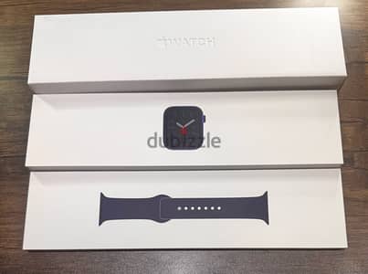 Apple watch 6 44mm بشاحن لم يستخدم نهائي