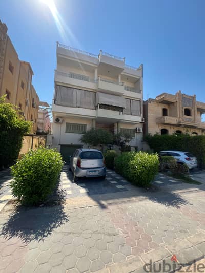 شقة مميزة جداً أول مطل شارع الهادى مول