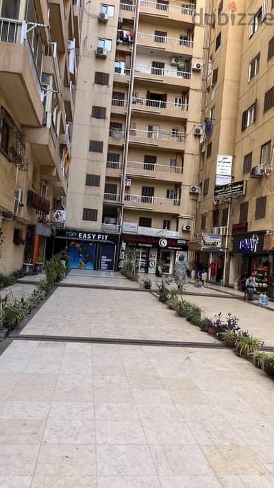 شقة الإيجار في جناكليس علي شارع أبو قير مباشرة