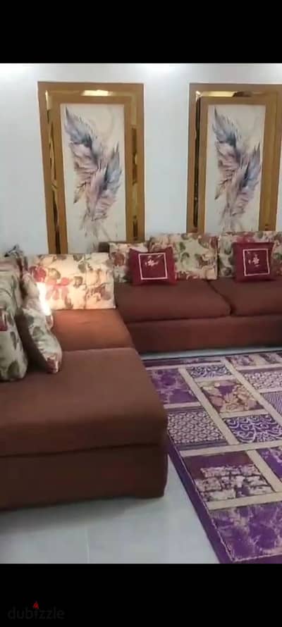 شقة مفروشة فرش بيتي للايجار السنوي اسره أو عريس أو طالبه أو شركة 2 نوم ريسبشن مطبخ حمام الدور التالت علوي سلم مريح جدا يوجد جميع المرافق مياه وكهرباء بالإسكندرية العجمي الكيلو21 بشاطئ النخيل بموقع متميز جدا