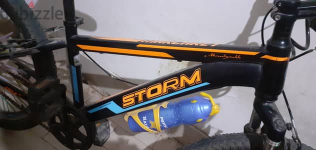 عجله storm  ممتازة مفاس ٢٤ بس مقاس كبير . . بالقفل وحامل زجاجة وحرس