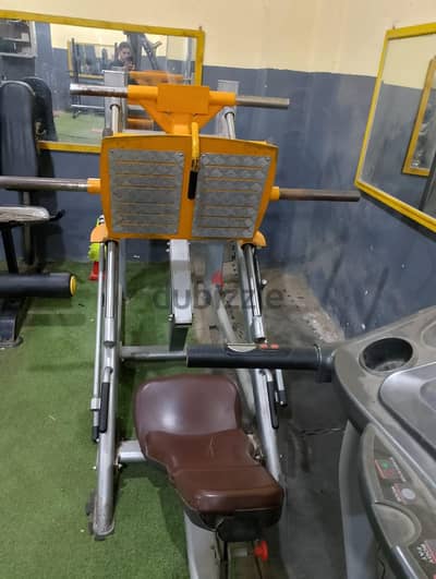 جهاز دفع لتمارين الفخذ