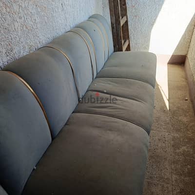 ركنة مكونة من كنبة كبيرة وكرسين