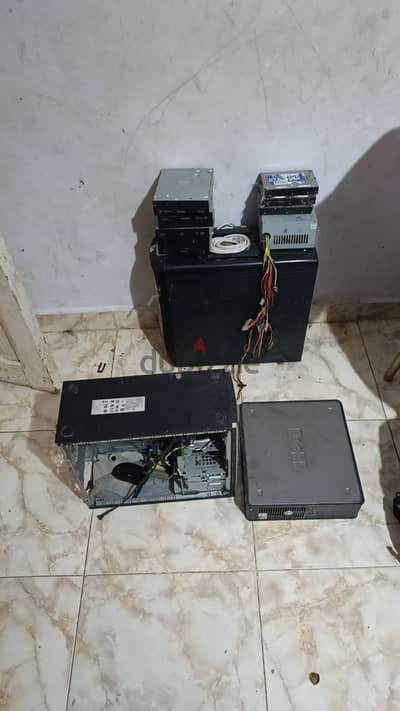 3 كيسه كمبيوتر و 2 لاب توب وبعض المتعلقات للكمبيوتر خردة