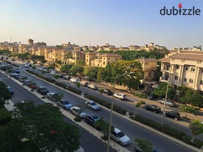 شقه مميزه جدا للايجار 245متر بحاله نظيفه جدا بالمرحله الخامسه فيو مميز علي فيلات وجاردن دور رابع