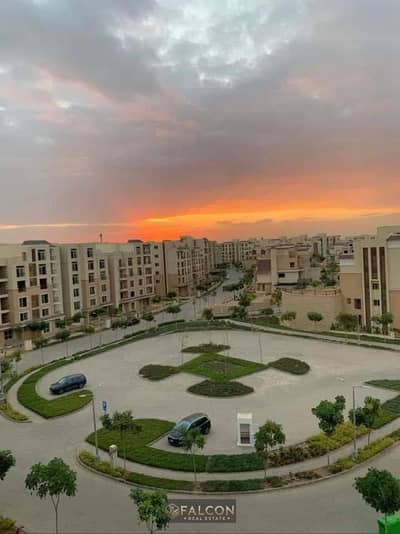 شقه ف لوكيشن مميز ف كمبوند سراي ع طريق السويس دقايق من جيمع الخدمات