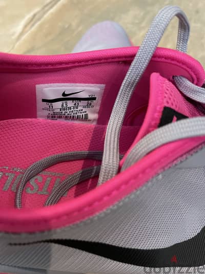 Nike athletic shoes Stylish and comfortable in Grey & Pink Size 43