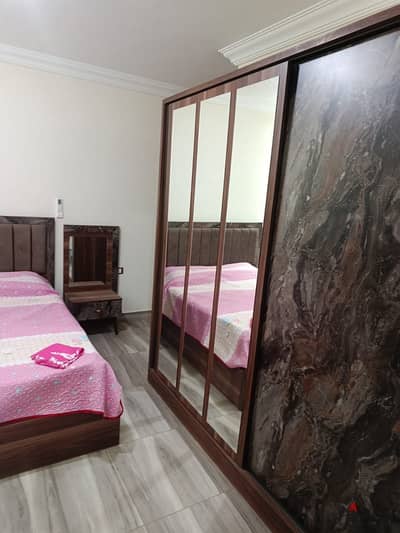 Furnished apartment in Compound One Katameya, 2 rooms, bathroom, and kitchen on the roundabout of Maadi directly. The compound is in a distinguished location with swimming pools, large green areas, a playground for children, and also Starbucks, as well as all services. Additionally, the compound is completely surrounded.