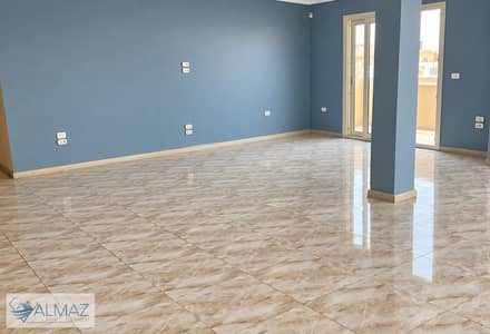 شقه فاضيه 360 متر للايجار في البنفسج عمارات في التجمع الاول يقع الحي مباشرة على شارع التسعين الشمالي