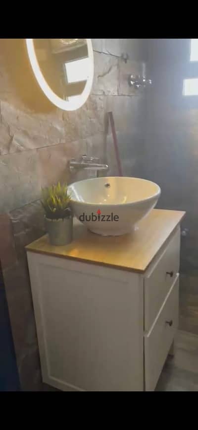 A furnished apartment for rent with two bedrooms and two bathrooms in the Ashgar Darna compound in Zahraa Al-Maad, directly on the Maadi ring road. Duplex, security and guard available. The location of the compound is very distinctive, very close to Carrefour, Zahraa Al-Maad, and the Fifty Mall, and thirty minutes to the Fifth Settlement. Video via WhatsApp. Required 35 negotiable.