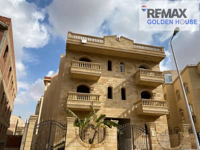 Front Roof + Super Lux Finishing. . 220 SQM villa apartment in El Shorouk 7th District with a 70 SQM roof, 2 bedrooms, 2 bathrooms, and prime location.