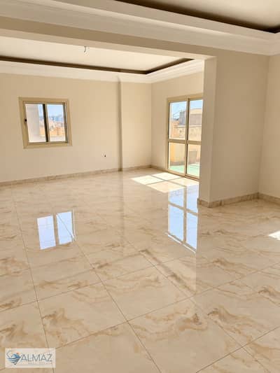 شقه فاضيه 200 متر للايجار في البنفسج ‘عمارات في التجمع الاول تقع بالقرب من محور السادات , واتر واي