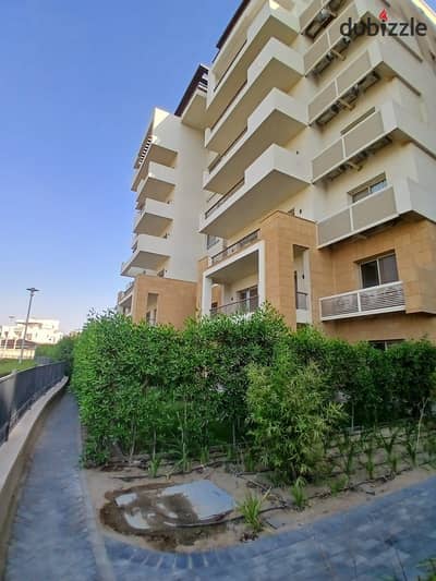 شقة جاهزة متشطبة بالمطبخ والتكييفات على جولف فيو للبيع في أب تاون كايرو إعمار Uptown Cairo Emaar